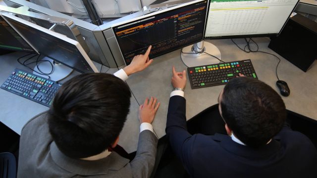 Two GSIF students in the Capital Markets Lab