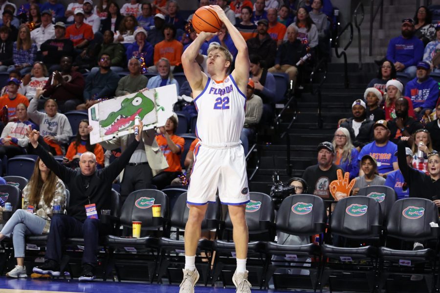 Bennett Andersen shoots a three-pointer for the Gators.